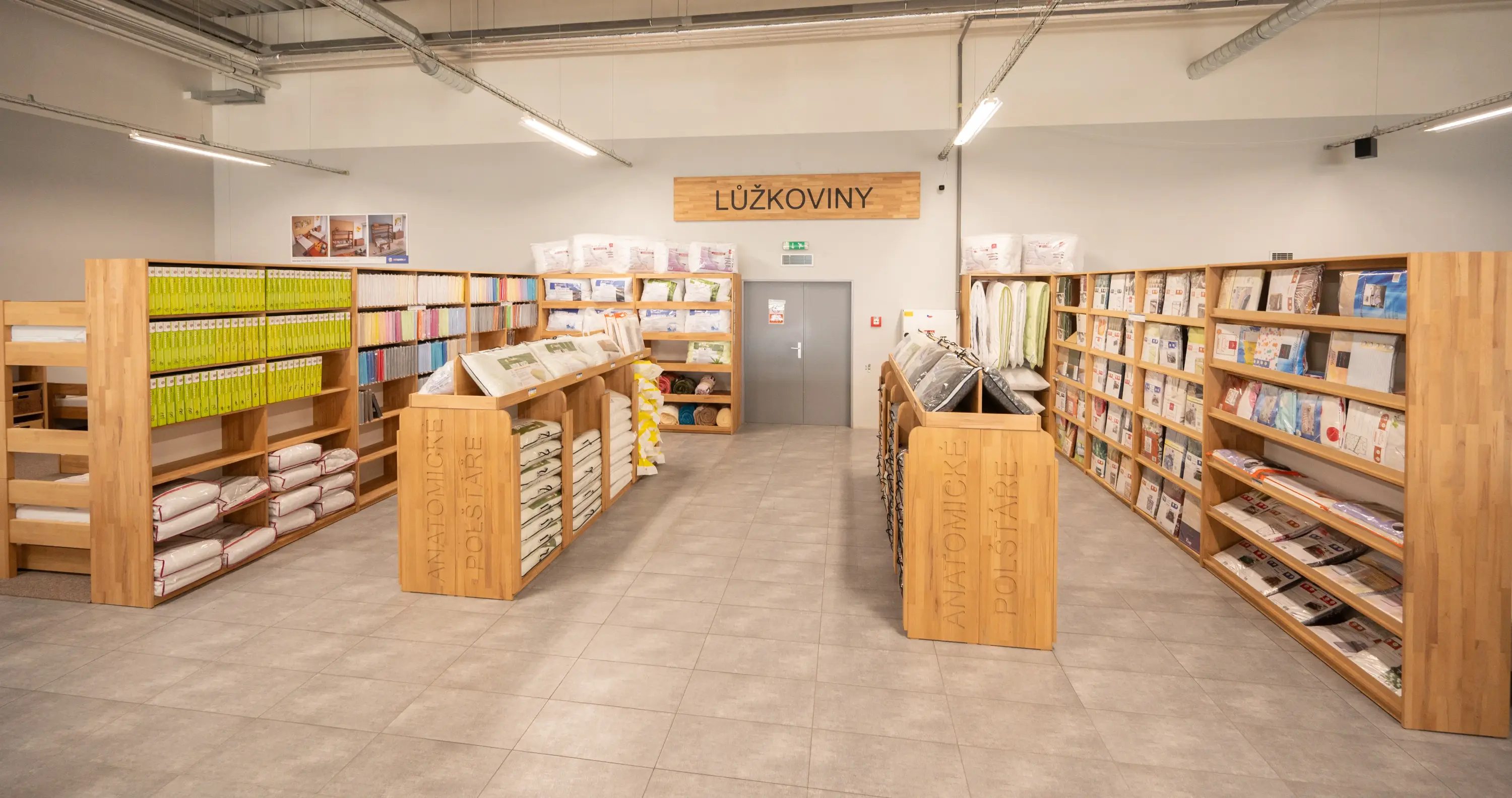 Prodejna světspánku – Olomouc, přehledně uspořádané regály s lůžkovinami a anatomickými polštáři