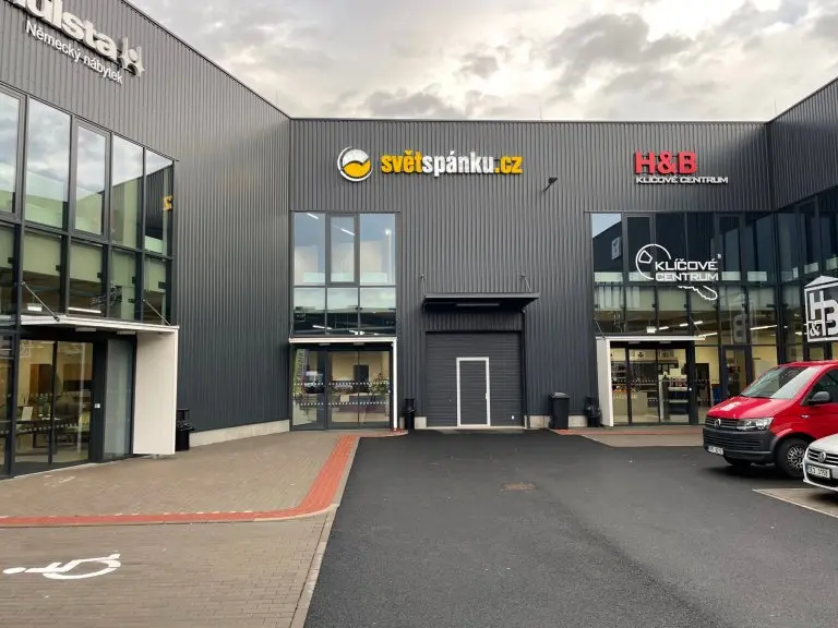 Vstup do showroomu se skladem Brno v areálu H-park 