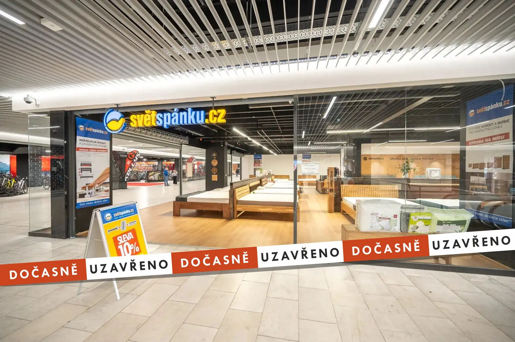 Vstup do prodejny SvětSpánku, uvnitř jsou vystavené dřevěné postele s matracemi a polštáři