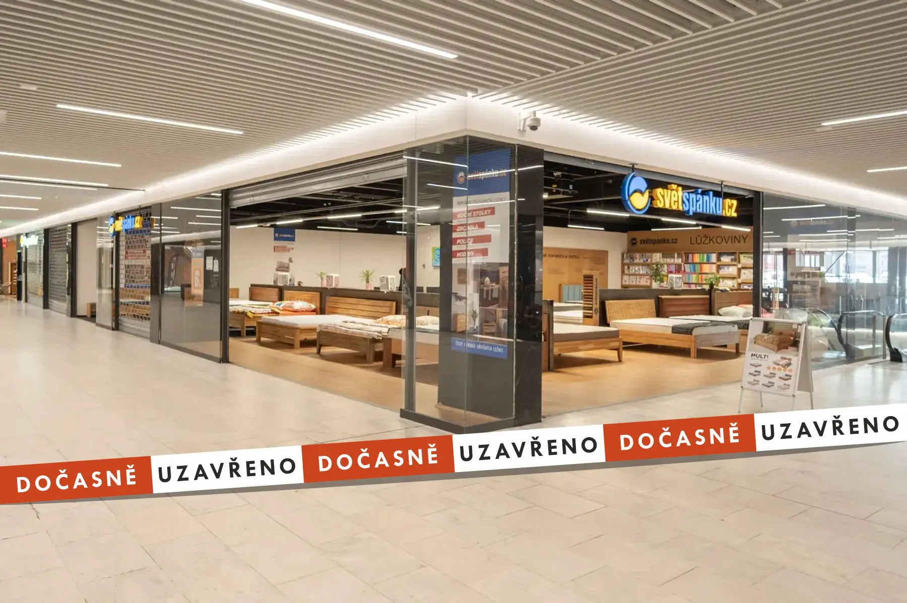 Vstup do prodejny SvětSpánku, uvnitř jsou vystavené dřevěné postele s matracemi a polštáři